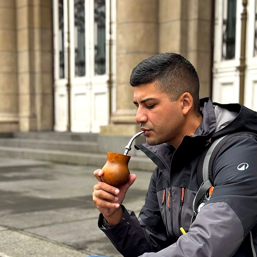 Anderson Soares tomando mate ao ar livre